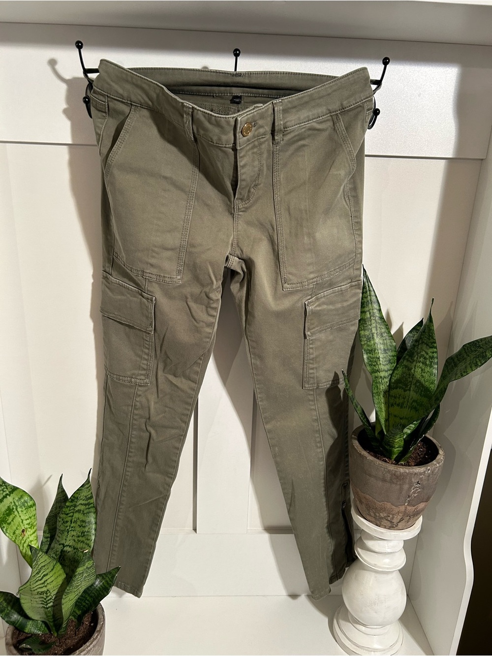 Olive Green Cargo Pants - Casual Utility Style low rise. Size 26
